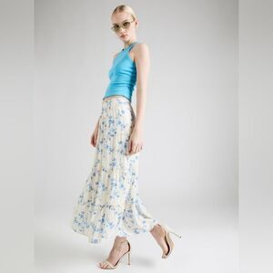 🔸️NWT Hollister Cream w/Blue Floral Print Tiered Ruffle Skirt Small